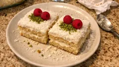 Ev Yapımı Kardelen Tatlısı: Sütlü Şerbetle Yumuşacık, Beyaz Çikolatalı Kremasıyla Şahane - Sezenİşi - Yemek Tarifleri