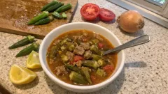 Ev Yemeklerinin Vazgeçilmezi: Etli Bamya Çorbası Tarifi - Sezenİşi - Yemek Tarifleri