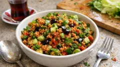 Pratik ve Lezzetli Demleme Kısır Tarifi: Bulguru Yoğurmadan Tane Tane Yapan Yöntem