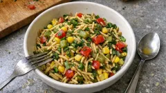 Pratik ve Lezzetli Erişte Salatası Tarifi: Deneyenlerin Favorisi! - Sezenİşi - Yemek Tarifleri